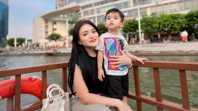 Nathalie Holscher dan Erika Carlina